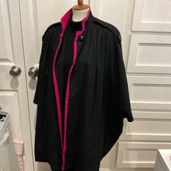Louis Feraud Elegant Black Cape with Vibrant Pink Accent - Picture 10 of 15
